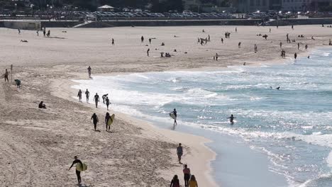 Morgenaktivität-Mit-Menschenmassen-Am-Ufer-Des-Pazifischen-Ozeans-An-Einem-Schönen-Klaren-Frühlingsmorgen-Am-Bondi-Beach-In-Sydney,-Australien