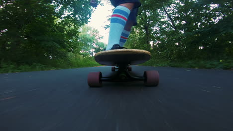 Männliche-Person-Mit-Weißen-Hohen-Socken-Longboarding