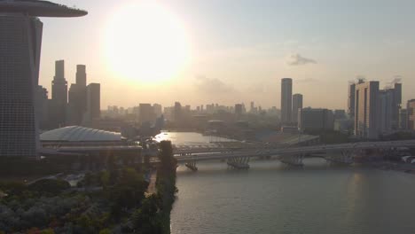 Luftaufnahmen-Des-Stadtbildes-Von-Singapur-Mit-Berühmten-Touristenattraktionen-In-Der-Marina-Bay