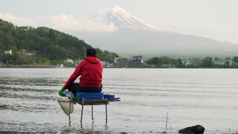 Pescador-Se-Sienta-En-Una-Silla-En-El-Lago-Kawaguchiko-Y-Espera-Una-Captura