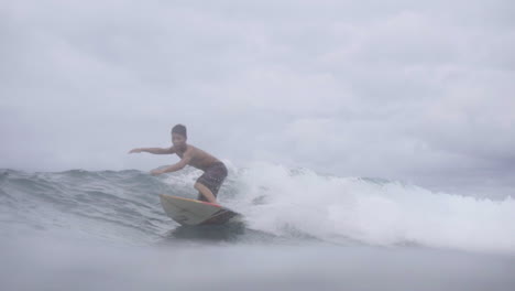 Surfistas-Filipinos-Asiáticos-Disfrutando-De-Pequeñas-Olas-En-Un-Clima-Sombrío