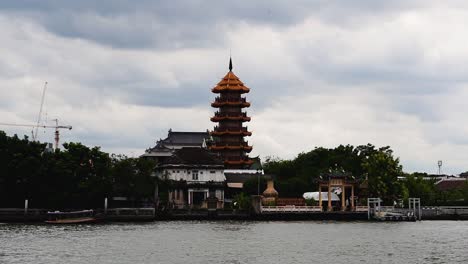 Der-Che-Chin-Khor-Tempel-Und-Die-Pagode-Am-Chaophraya-Fluss-Sind-Bei-Anhängern-Und-Zeichnern,-Fotografen-Und-Touristen-Aus-Der-Ganzen-Welt-Berühmt