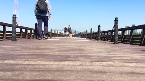 People-walk-over-Seonyugyo-bridge,-Yanghwa-dong,-Yeongdeungpo-gu,-Seoul,-South-Korea