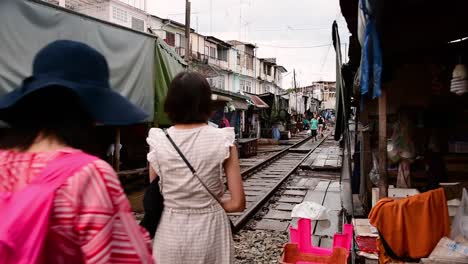 Eine-Aufregende-Zugfahrt-Zum-Mae-Klong-Eisenbahnmarkt