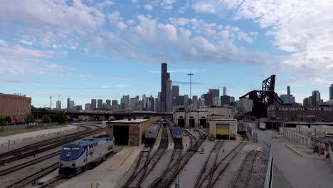 Timelapse-De-Un-Horizonte-De-La-Ciudad-Y-Patio-De-Trenes-Chicago-4k