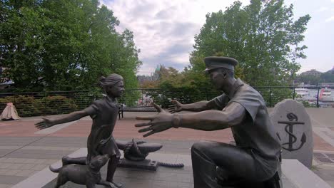 La-Estatua-De-Bienvenida,-En-Honor-A-Las-Fuerzas-Armadas-Canadienses-En-El-Centro-De-Victoria,-Ac