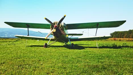 Russische-Antonov-An-2-Auf-Grasflugplatz,-Vintages-Sowjetisches-Propellerflugzeug