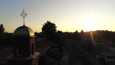 Imágenes-De-4k-De-Tomas-De-Drones-Y-Vista-Aérea-En-La-Iglesia-En-La-Calle-Van-Ness-En-Las-Horas-Doradas-Del-Atardecer