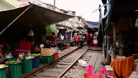 Un-Emocionante-Viaje-En-Tren-Al-Mercado-Ferroviario-De-Mae-Klong