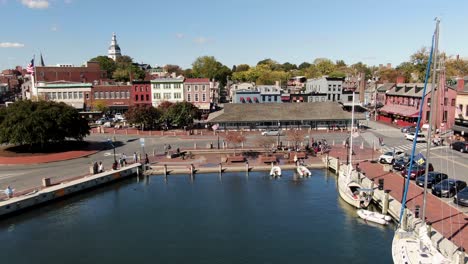 Filmisch-Aufsteigende-Luft-Zeigt-Die-Historische-Altstadt-Annapolis-An-Einem-Sonnigen-Herbsttag