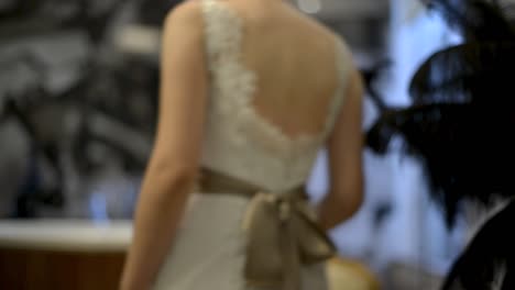 Backstage-Einer-Hochzeit,-Wo-Die-Braut-Am-Eingang-Einen-Blumentopf-Fallen-Lässt,-Katastrophe,-Urkomisch