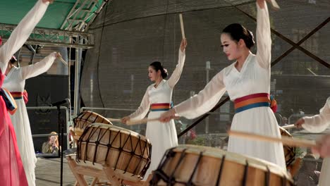 Koreanische-Musiker-Spielen-Traditionelle-Koreanische-Trommeln-Und-Instrumente-Samulnori-Während-Des-Koreanischen-Festivals