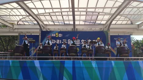 Actuación-De-Percusión-En-Un-Festival-En-Mokdong,-Yangcheon-gu,-Seúl,-Corea-Del-Sur