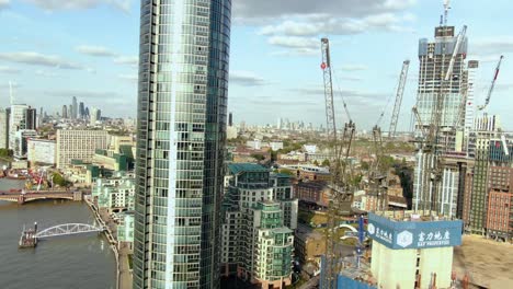 Impresionante-Toma-De-Un-Edificio-En-Londres-Con-Un-Dron