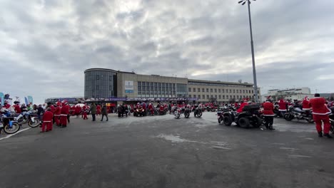 Als-Weihnachtsmänner-Verkleidete-Motorradfahrer-Während-Einer-Charity-Motorradfahrt-Durch-Die-Stadt