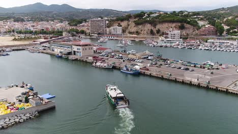 Un-Barco-Industrial-Entra-En-El-Puerto-Con-El-Horizonte-De-La-Ciudad-Al-Fondo