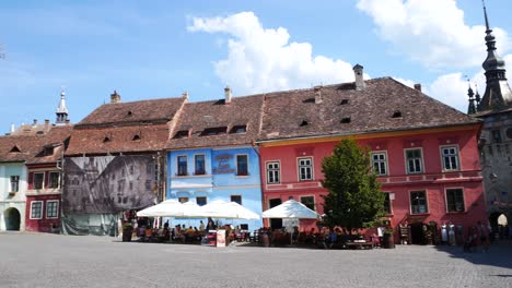 Panning-shot-of-Cetatii-square-in-Sighisoara,-Romania