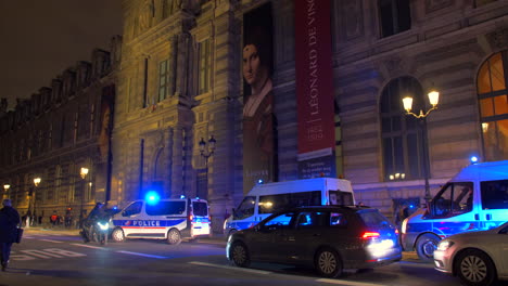 Coches-De-Policía-Alineados-Cerca-Del-Museo-Del-Louvre,-Rue-De-Rivoli