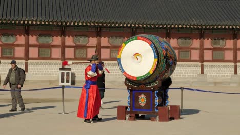 Ceremonia-De-Cambio-De-Guardia-En-La-Puerta-Del-Palacio-Gyeongbokgung-Seúl,-Corea-Del-Sur