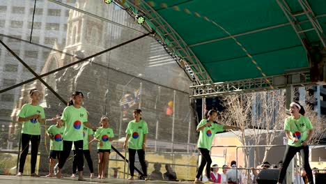 Grupo-De-Niños-Saltando-La-Cuerda-Y-Saltando-La-Cuerda-Durante-El-Festival-Coreano