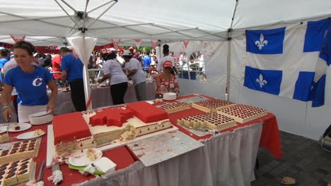 öffentliches-Bankett,-Kanada-tag,-Hostess,-Die-Den-Leuten-Kuchen-Serviert,-Alles-Gute-Zum-Geburtstag,-Gourmet-veranstaltung,-Festival,-Nationale-Kanada-tageszeremonie,-Quebec-flagge