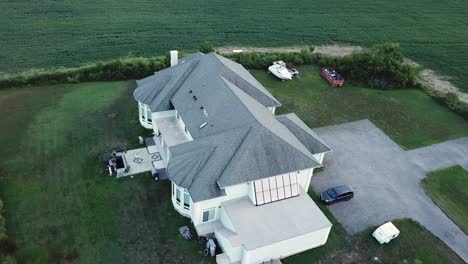 Vista-Aérea-De-Una-Casa-Moderna-De-Lujo-Con-Paneles-Solares-En-La-Costa-De-La-Isla-De-Kent,-Maryland,-Ee.uu.