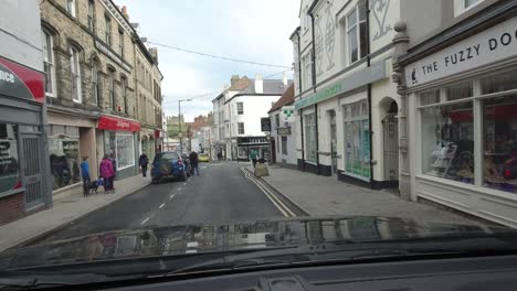 Whitby,-England---Oktober-2019:-Eine-Langsame-Fahrt-Durch-Die-Malerischen-Engen-Straßen-Von-Flowergate-Und-Brunswick-Street