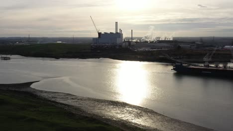 Amplia-Toma-De-Perfil-Aéreo-De-La-Industria-Ubicada-En-Kemsley-En-El-Estuario-De-Swale-En-El-Reino-Unido