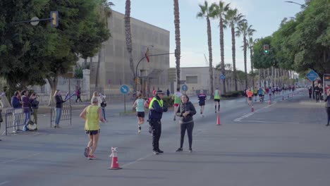 Crowd-Viewing-Und-Jubelnde-Marathonläufer,-Die-An-Ihnen-Vorbeilaufen