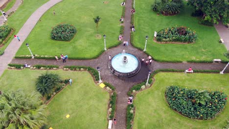 Enfoque-Aéreo-Directamente-Sobre-Una-Fuente-De-Agua-En-Un-Parque-De-La-Ciudad