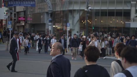 La-Icónica-Intersección-En-El-Lugar-Más-Concurrido-De-Tokio,-Japón---Primer-Plano