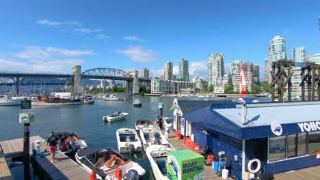 Blick-Auf-Die-Granville-Bridge-Und-Den-False-Creek-Vom-Granville-Fähranleger-An-Einem-Schönen-Sommernachmittag