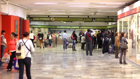 long-shot,-people-walking-on-subway-station-in-mexico-city