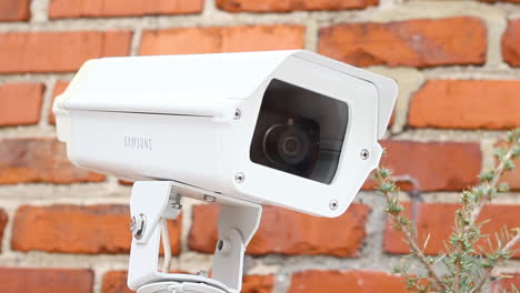 surveillance-camera-outside-a-building_close-up