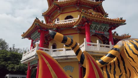 The-Dragon-and-Tiger-Pagodas-at-Lotus-Pond-in-Kaohsiung,-Taiwan