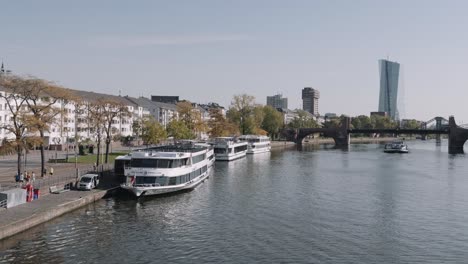 Moderne-Luxusfähre,-Die-Tagsüber-An-Einer-Dockingstation-In-Frankfurt-Geparkt-Ist