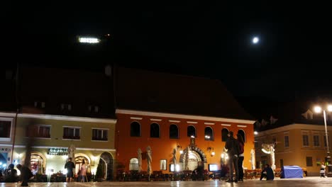 Timelapse-De-La-Plaza-Principal-En-El-Casco-Antiguo-De-Brasov-En-Una-Noche-De-Verano