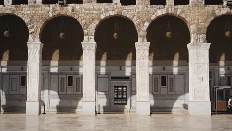 Steady-shot-capturing-the-large-pillars-outside-of-the-mosque-in-Damaskus,-Syria