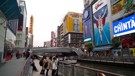 Gente-Abarrotada-En-La-Calle-Del-Mercado-De-Osaka