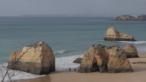 Menschen-Gehen-Spazieren-Und-Erkunden-Die-Felsformation-Am-Strand-Portimão