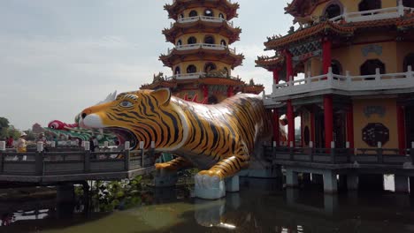 Die-Drachen--Und-Tigerpagoden-Am-Lotusteich-In-Kaohsiung,-Taiwan