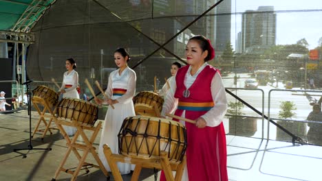 Músicos-Coreanos-Tocando-Tambores-E-Instrumentos-Tradicionales-Coreanos-Samulnori-Durante-El-Festival-Coreano