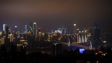 Horizonte-De-La-Ciudad-Que-Muestra-El-Distrito-Financiero-Y-El-Puente-Yang-Gong-Por-La-Noche,-Bloqueando-El-Establecimiento-De-Tiro