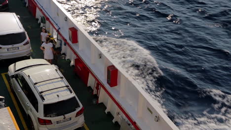 Vista-De-Los-Coches-En-La-Cubierta-Del-Ferry-Con-Personas-Y-Perros-Cruzando-El-Mar-Jónico