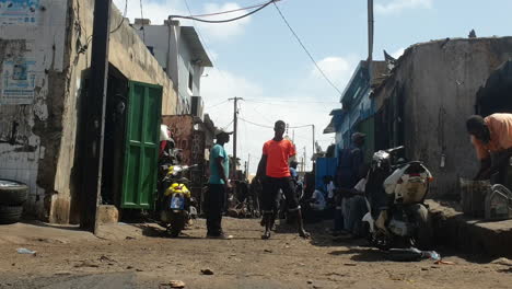 Hombres-En-El-Trabajo-En-Un-Día-Ajetreado-En-La-Calle-De-Dakar,-Todavía-Disparados-En-ángulo-Bajo