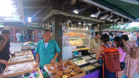 Mercado-Callejero-Con-Diferentes-Productos-En-Hawaii