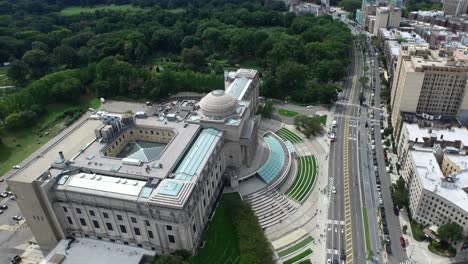 Magnífica-Revelación-Aérea-En-órbita-Del-Museo-De-Brooklyn-Y-El-Parque-Prospecto-4k