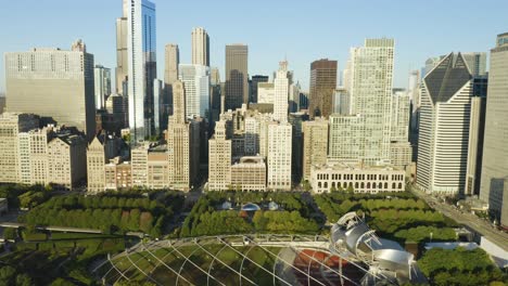 Empuje-Aéreo-Hacia-La-Puerta-De-La-Nube-En-El-Popular-Parque-Del-Milenio-De-Chicago