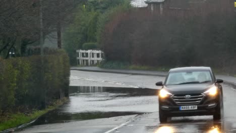 Fahrzeuge,-Die-Vorsichtig-Um-Die-Stürmische,-überflutete-Straßenecke-Fahren,-Uk