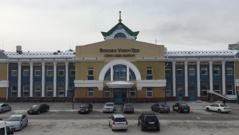 Parkplatz-Vor-Dem-Eingang-Zum-Bahnhof-Ulan-ude,-Russland